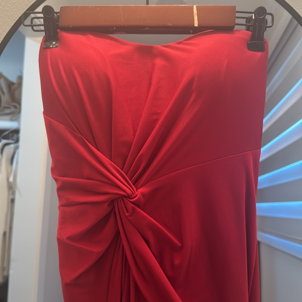 RED STRAPLESS GOWN - Picture 4 of 10
